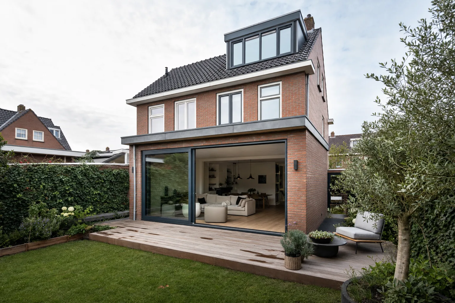 Fotorealistische render van een Nederlands huis met een nieuw gebouwde aanbouw met glazen pui, gezien vanuit de achtertuin.
